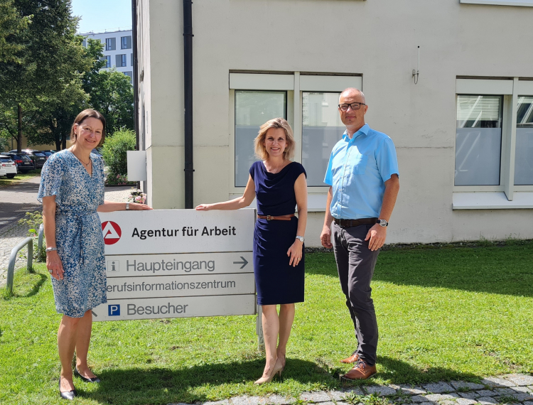 Foto von links: Die Leiterin der Agentur für Arbeit Dr. Nicole Cujai, MdB Daniela Ludwig, der stellvertretende Leiter Michael Preisendanz. 