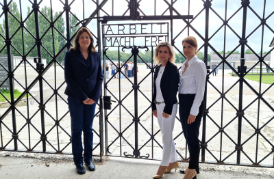 In der KZ-Gedenkstätte Dachau, von links: Die Leiterin der Gedenkstätte Dr. Gabriele Hammermann, MdB Daniela Ludwig, MdB Katrin Staffler